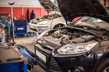 Servis atölyesinde motorlu araç denetimi ve denemesi