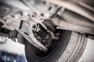 Otomatik volkanizasyon ve servis atölyesinde asansörde motorlu araç