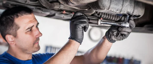 Descarga mecánica de aceite de motor del tanque del motor debajo del coche —  Fotos de Stock