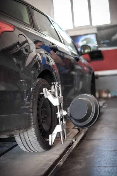 Motor vehicle checking and testing in service workshop — Stock Photo, Image