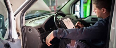 Otomobil bilgisayar teşhisi. Tamirci e 'yi arıyor.