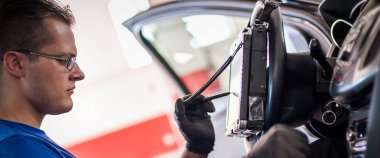 Otomobil bilgisayar teşhisi. Tamirci e 'yi arıyor.