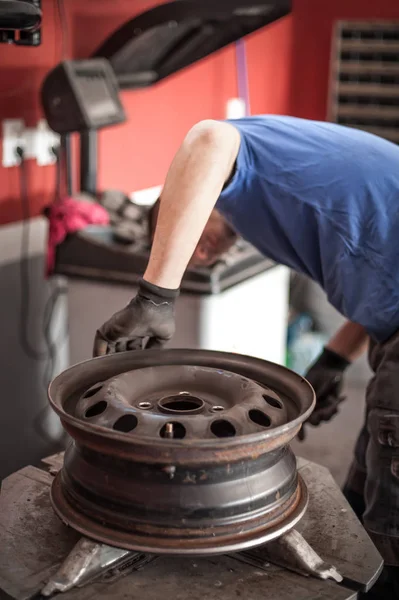 Automechaniker Vulkanisierer mit Schleifscheibe in Auto Vulkanizin — Stockfoto