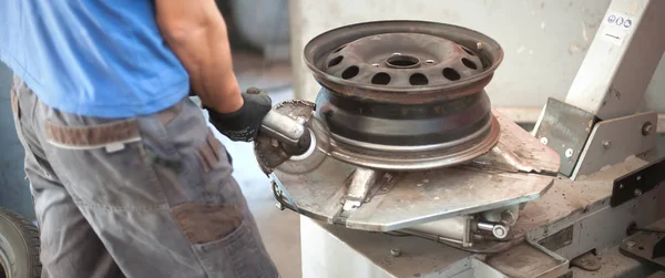 Auto mechanic vulcanizer using grinding wheel in auto vulcanizin — Stock Photo, Image