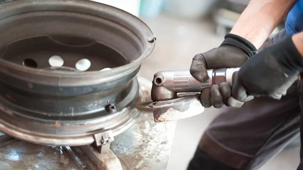 Auto mechanic vulcanizer using grinding wheel in auto vulcanizin — Stock Photo, Image