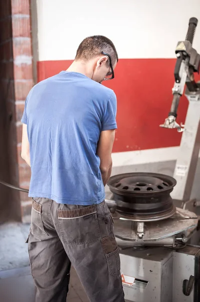 Auto mechanic vulcanizer using grinding wheel in auto vulcanizin — Stock Photo, Image
