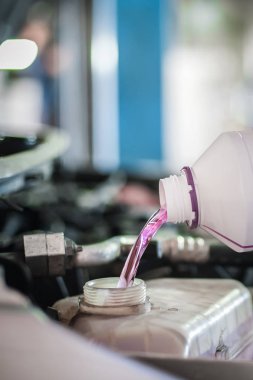 Otomobil tamircisi arabaya antifriz döker.