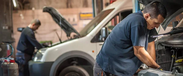 Mecánico de coches reparador técnico de servicio verificaciones y reparaciones de automóviles —  Fotos de Stock