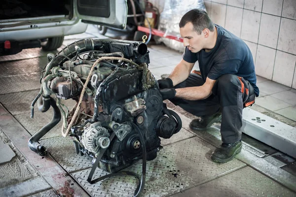 Arabadan çıkarılmış motor. Otomatik tamirci araba motorunu tamir eder — Stok fotoğraf