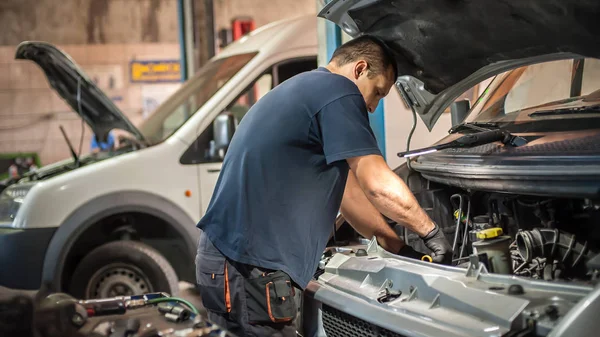 Mecánico de coches reparador técnico de servicio verificaciones y reparaciones de automóviles —  Fotos de Stock