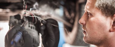 Otomatik Volkanizasyon ve Araç Servis wor 'da çalışan araba tamircisi