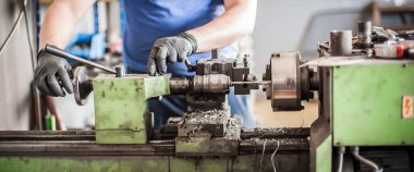 Otomatik Volkanizasyon ve Araç Servis wor 'da çalışan araba tamircisi