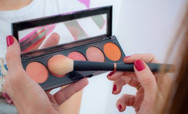Makyaj sanatçısı pudra kırmızısı sürüyor