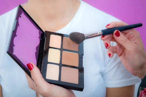 Makeup professional artist applying powder blush — Stock Photo, Image