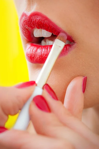 Maquillaje de labios profesional. Maquillaje artista profesional aplicando l — Foto de Stock