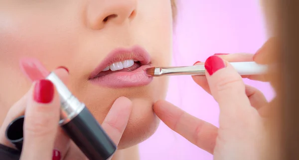 Maquillaje de labios profesional. Maquillaje artista profesional aplicando l — Foto de Stock