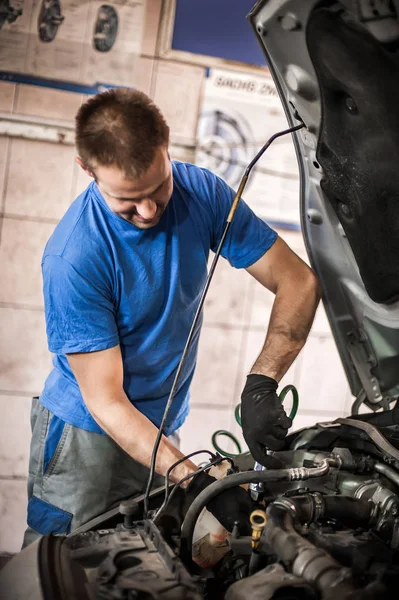 Mecánico de coches reparador técnico de servicio verificaciones y reparaciones de automóviles —  Fotos de Stock