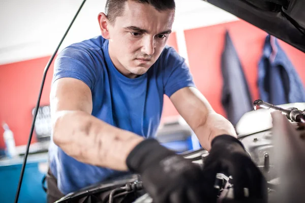 Mecánico de coches reparador técnico de servicio verificaciones y reparaciones de automóviles —  Fotos de Stock