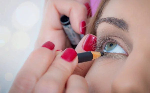 Maquillaje artista profesional aplicando palos de sombra de ojos en el modelo ey — Foto de Stock