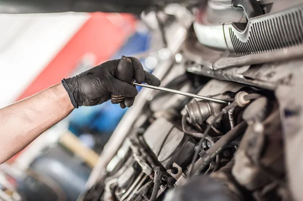 Araba tamircisi teknisyenleri kontrol eder ve oto tamir eder.