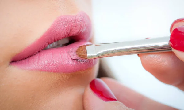 Professionelles Lippen-Make-up. Make-up professionelle Artist Anwendung l — Stockfoto