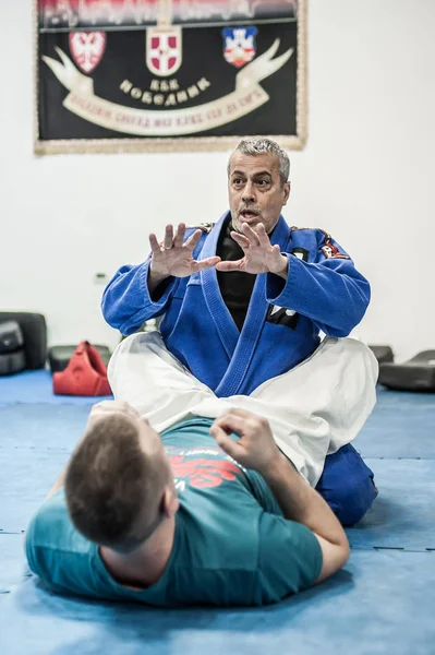 Sensei maestro instructor Avi Nardia explica BJJ tierra luchando — Foto de Stock