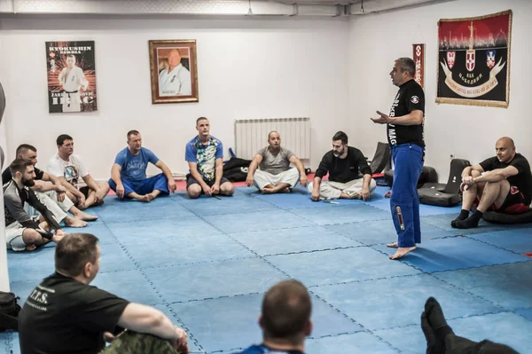 Sensei maestro instructor Avi Nardia con sus estudiantes — Foto de Stock