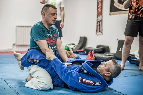 Sensei mestre instrutor Avi Nardia explica BJJ combate no solo — Fotografia de Stock