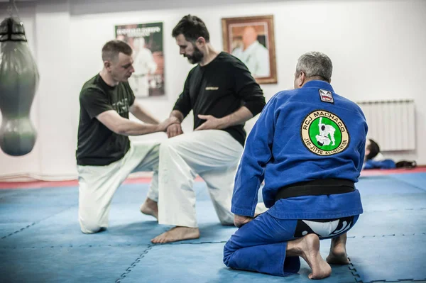Sensei mestre instrutor Avi Nardia explica BJJ combate no solo — Fotografia de Stock
