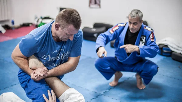 Sensei mestre instrutor Avi Nardia explica BJJ combate no solo — Fotografia de Stock
