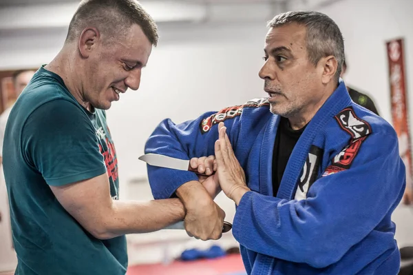 Sensei Maestro Avi Nardia explica Cuchillo Amenaza Autodefensa Tech — Foto de Stock