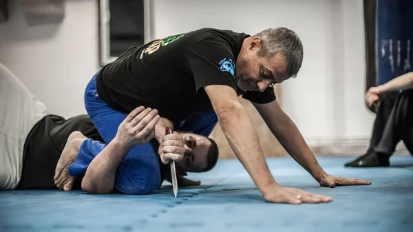 Sensei Meister avi nardia erklärt Messer Bedrohung Selbstverteidigung tech — Stockfoto