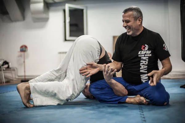 Δάσκαλος Sensei Avi Nardia εξηγεί Μαχαίρι Απειλή τεχνολογία αυτοάμυνας — Φωτογραφία Αρχείου