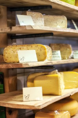 Geleneksel Hollanda peyniri mağazada satışa sunuldu