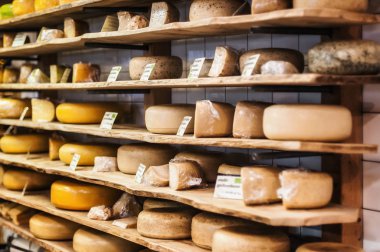 Geleneksel Hollanda peyniri mağazada satışa sunuldu