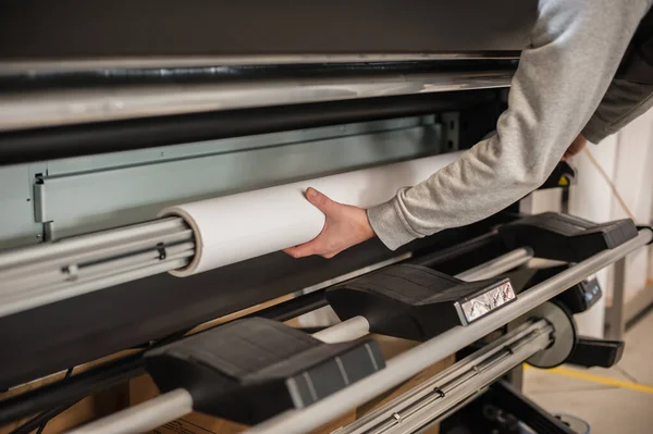 Техник Оператор Меняет Бумажный Рулон Крупном Промышленном Принтере Премиум Класса — стоковое фото