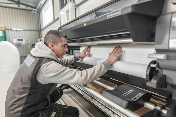 Technikus Dolgozó Üzemeltető Megváltoztatja Papír Tekercs Nagy Prémium Ipari Nyomtató — Stock Fotó