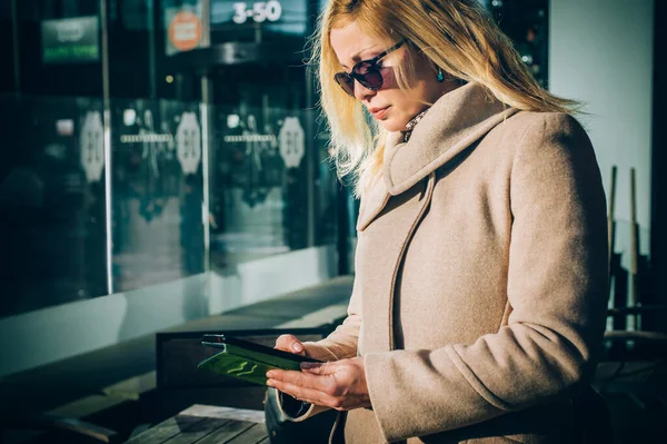 Attraktive Junge Frau Bedient Ihr Touchscreen Handy Bahnhof — Stockfoto