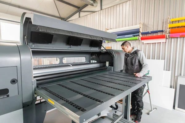 Provozovatel Elektrotechniky Opravuje Velké Prémiové Průmyslové Tiskárny Plotry Digitální Tiskárně — Stock fotografie