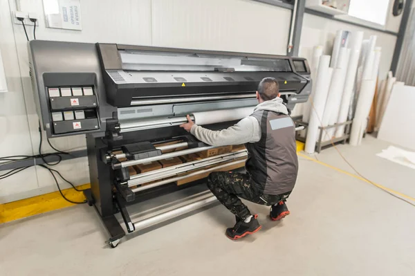 Technician Worker Operator Changes Paper Roll Large Premium Industrial Printer — Stock Photo, Image