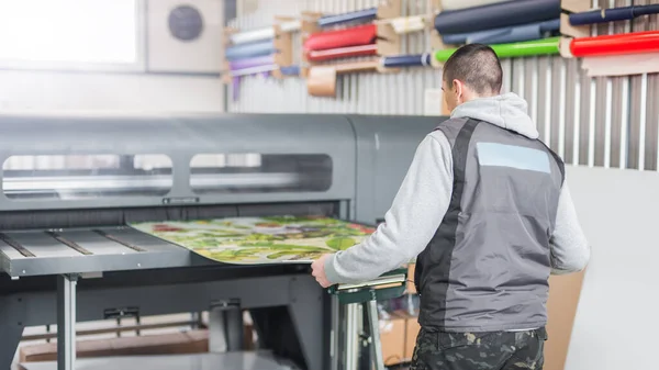 Operador Trabalhador Técnico Trabalha Grande Impressora Industrial Premium Máquina Plotter — Fotografia de Stock