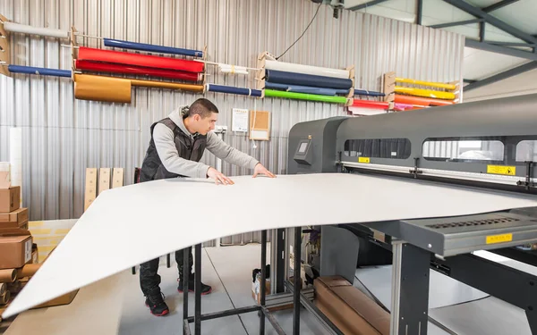 技术工人操作员在数字印刷车间的大型工业打印机和绘图机上工作 — 图库照片