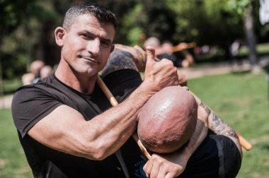 Filipinli eskrima arnis eğitmeni ve öğrenci sopalarla boğma tekniği kapap dövüş sanatları semineri 