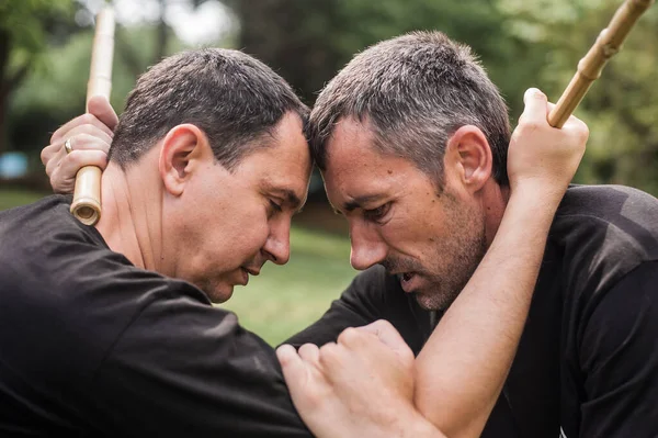 Filipino Escrima Arnis Instructor Student Practice Stick Fight Choke Techniques — Stock Photo, Image