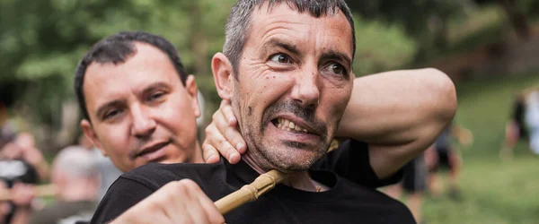 Filipino Escrima Arnis Instructor Estudiante Práctica Palo Lucha Estrangulamiento Técnicas — Foto de Stock