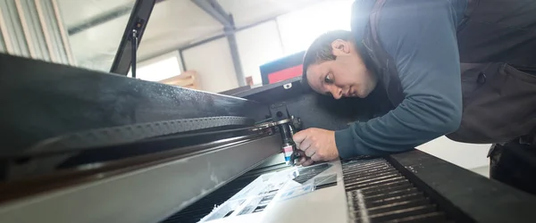 Engenheiro Elétrico Repara Uma Cabeça Corte Laser Grande Máquina Impressão — Fotografia de Stock