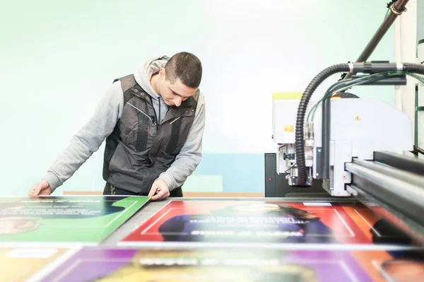 Técnico Del Trabajador Imprenta Trabaja Una Gran Máquina Impresión Corte —  Fotos de Stock