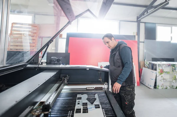 Técnico Del Trabajador Imprenta Trabaja Máquina Impresión Corte Del Control — Foto de Stock