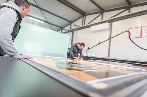 两名打印工技术人员在大型数控数控机床上工作 — 图库照片