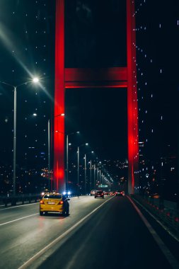 İstanbul 'daki İstanbul Boğaz Köprüsü' ndeki gece trafiğinin Avrupa ve Asya 'yı birbirine bağlayan birinci şahıs soyutlaması